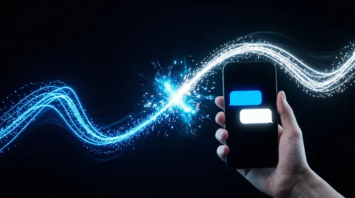 Une personne utilisant un ordinateur portable dans une pièce sombre, avec une icône représentant un hacker et un cadenas affichée sur l'écran, illustrant une menace de cybersécurité.